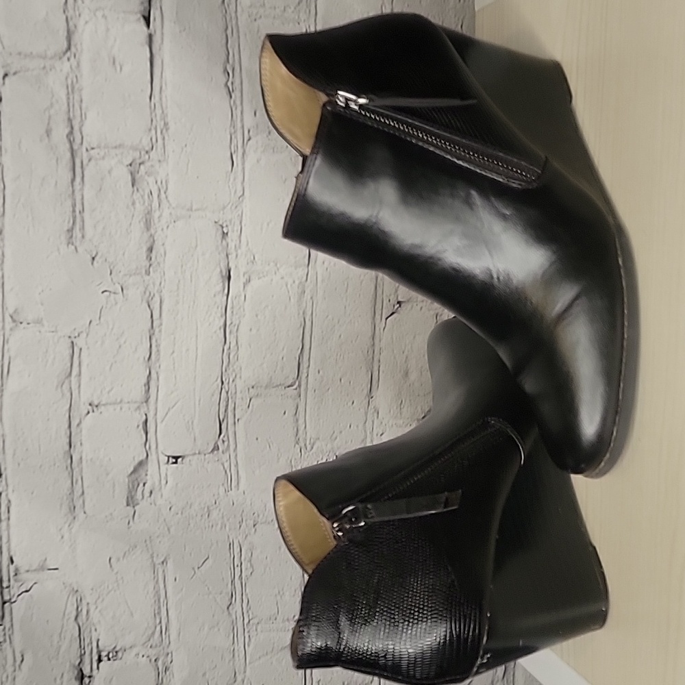 Short black ankle bootie by New directions Sarita size 9.5